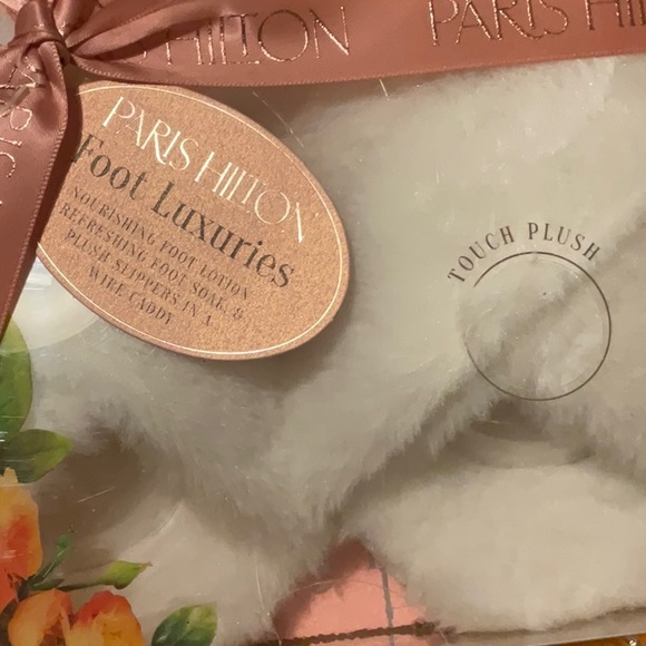 PARIS HILTON Foot Luxuries Set in Delicate Petals, NIP - Picture 2 of 7